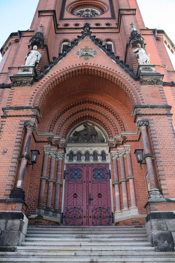 800px-Aue_Nikolaikirche_Portal